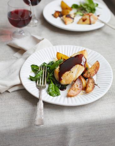Gebratene Balsamico-Honig-Hähnchenbrust mit Spinat und Kartoffeln