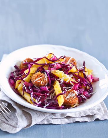 Gebratene Penne mit Rotkohl und Salsiccia in einem Teller serviert.