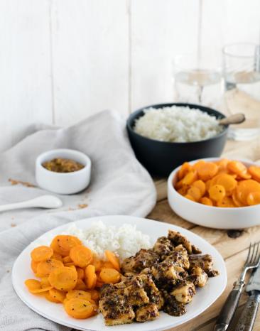 Gebratene Putenbrust in Honig-Senf-Sauce mit Reis angerichtet auf einem Teller.