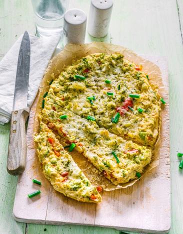 Gemüse-Omelett auf einem Holzbrett