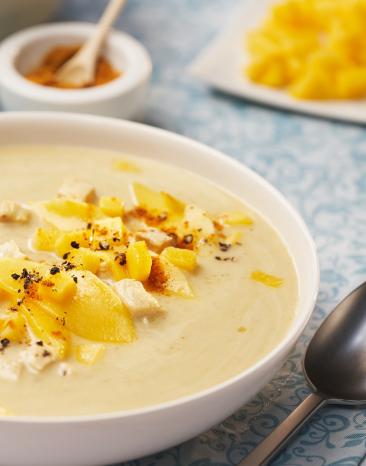 Geflügelcremesuppe auf indische Art in einem Teller mit Mango-Chutney.