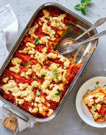 Gefüllte Cannelloni mit Gemüse und Tomatensauce in einer Auflaufform