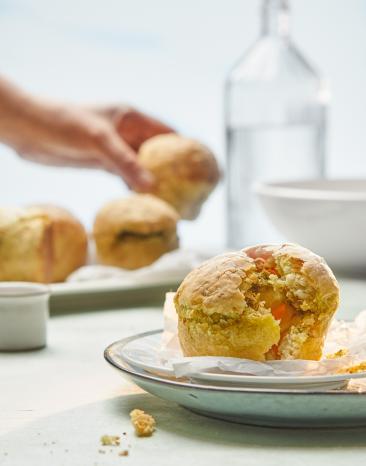 Gemüse-Pesto-Muffins werden auf einen Teller gelegt.
