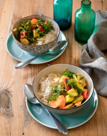 Zwei Schalen mit Thai-Curry aus dem Cookit.