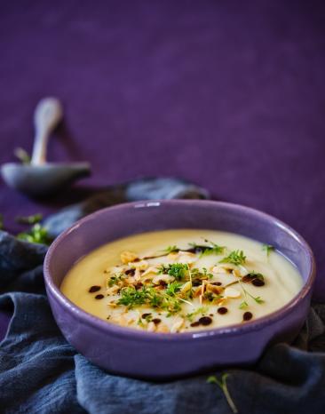 Gemüsesuppe mit gerösteten Mandeln und Kresse
