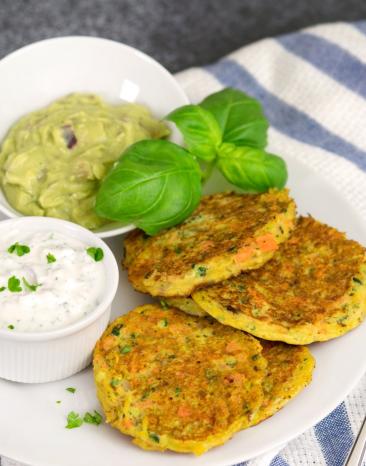 Gemüsetaler mit zweierlei Dips auf einem Teller verteilt