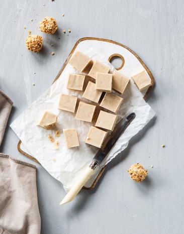 Mehrere Giotto-Pralinen aus dem Cookit auf Schneidebrett.