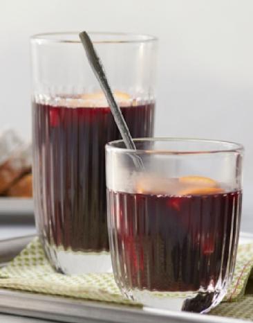 Glühwein in mehreren Gläsern.