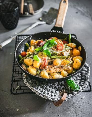 Gnocchi-Hähnchen-Pfanne auf einem Rost.