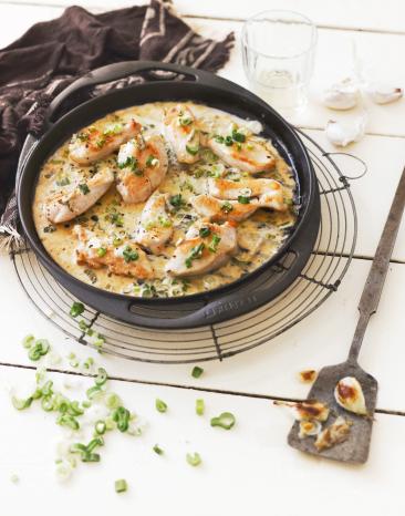 Gorgonzola-Hähnchen in einer Pfanne, auf einem Gitter.