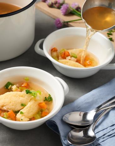 Grießnockerlnsuppe in tiefen Tellern.