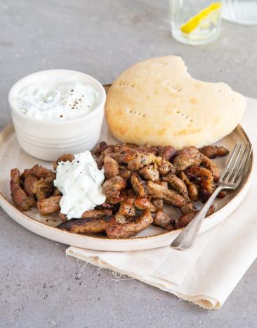 Gyros, Pitabrot und Tzatziki in kleiner Schale auf Teller