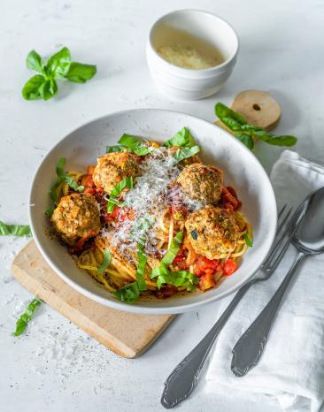 Hackbällchen-Pasta in einem Teller angerichtet.