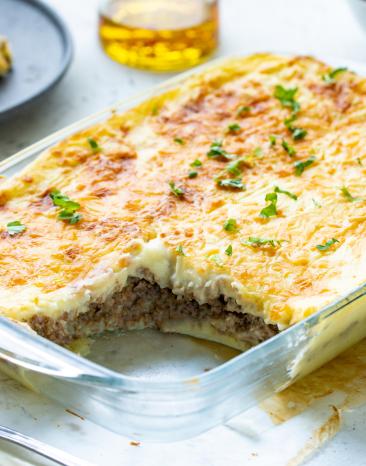 Hackfleischauflauf mit Kartoffelhaube in einer Auflaufform.