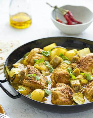 Hähnchen mit Gemüse in einer Pfanne.