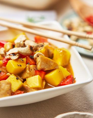 Hähnchen-Curry im Cookit auf einem Teller angerichtet.