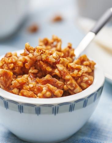 Haselnuss-Krokant in einer Schale.