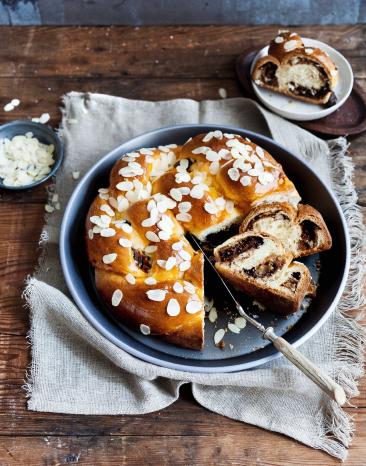 Hefekranz mit Schokolade und Amaretto