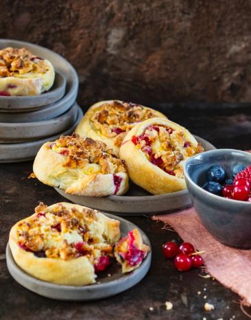 Hefeschnecken mit Beeren und Marzipanstreuseln