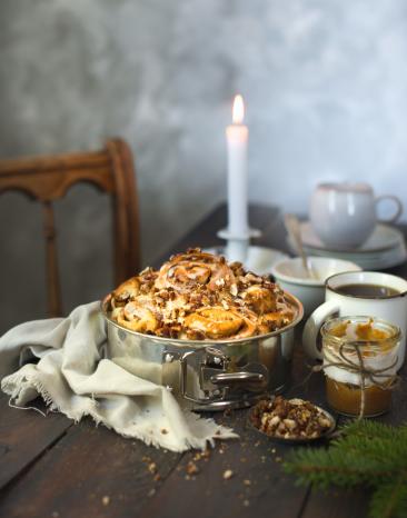 Hefeschnecken in einer Springform, mit Spekulatiuscreme, gebrannten Nüssen und Puderzuckerglasur.