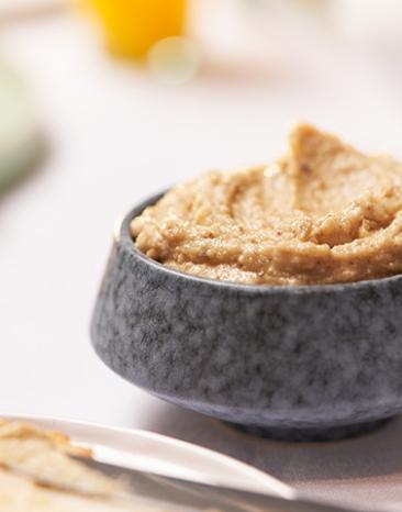 Honig-Nuss-Butter in einem Schälchen.