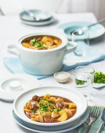 Irish Stew auf einem Teller angerichtet.