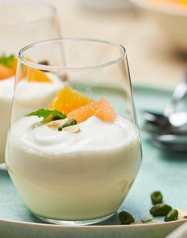Joghurt selbstgemacht in zwei Gläsern mit Topping.