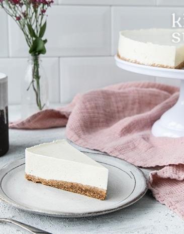 Käsekuchen auf Teller und Etagere