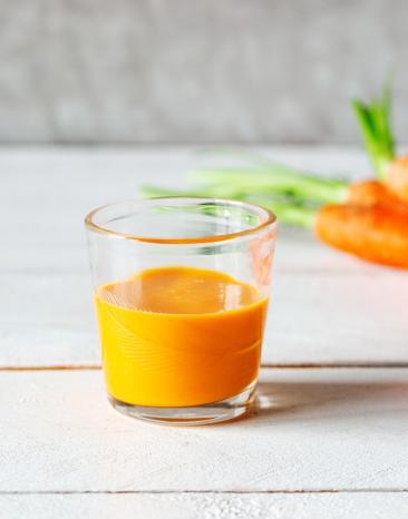 Karotten-Physalis-Shots in zwei Flaschen gefüllt.