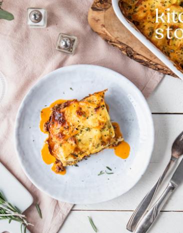 Ein Stück Kartoffel-Rind-Gratin im Cookit auf einem Teller.