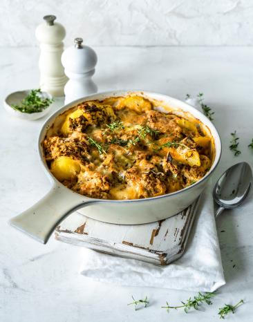 Kartoffelauflauf mit Hackfleisch in einer Auflaufform.