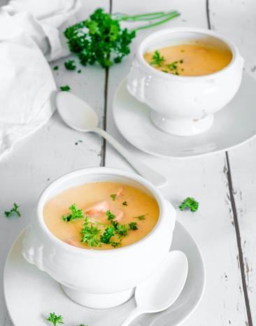 Kartoffelsuppe mit Wienerin zwei Schüsseln