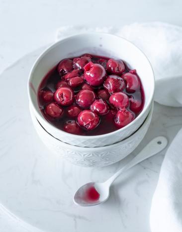 Eine Schale mit Kirschkompott aus dem Cookit.
