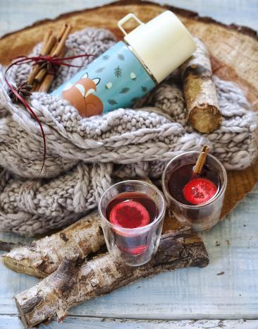 Kirschpunsch mit Honig in zwei Gläsern mit Orange.