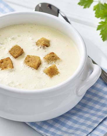 Knoblauchcremesuppe mit Schwarzbrotcroûtons in einer Suppenschüssel.
