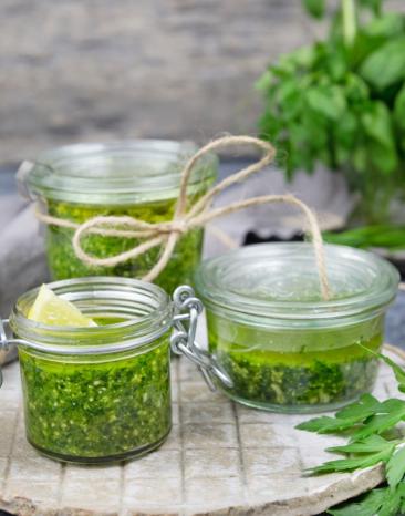 Drei Gläser Kräuterpesto aus dem Cookit.