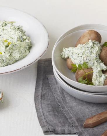 Kräuterquark in einem Teller und auf Kartoffeln in einer Schale.
