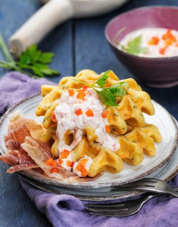 Kräuterwaffeln mit Paprikaquark und Parmaschinken