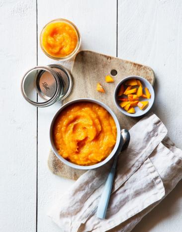 Oranges Kürbispüree in Schälchen