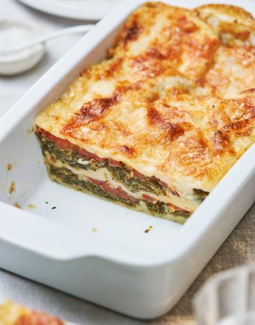 Lasagne Tricolore angeschnitten in einer Auflaufform.