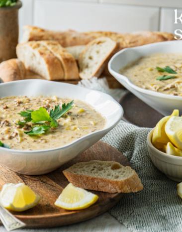 Lauch-Käse-Suppe auf zwei Teller verteilt.