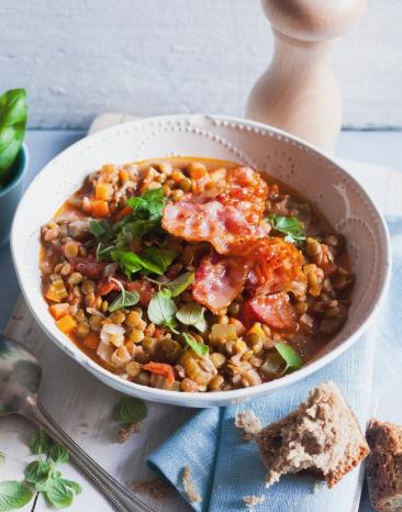 Linseneintopf mit Tomaten und Speck