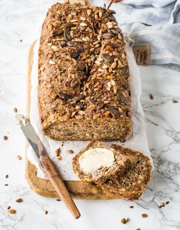 Angeschnittenes und mit Butter beschmiertes Keto Brot selbstgemacht im Cookit.