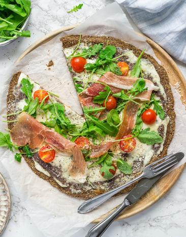 Glutenfreie Prosciutto Pizza mit Leinsamenboden