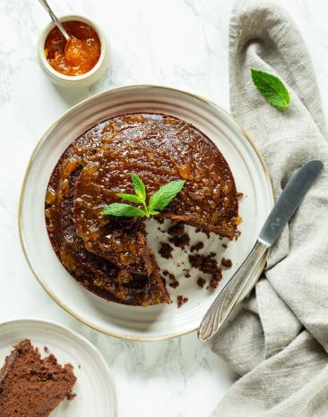 Angeschnittener veganer Schokokuchen im Cookit.