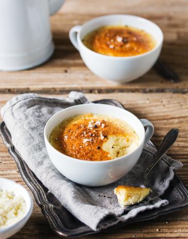 Luftiges Käsesoufflé in einem Schälchen.