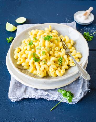 Mac and Cheese vegan auf einem Teller angerichtet.
