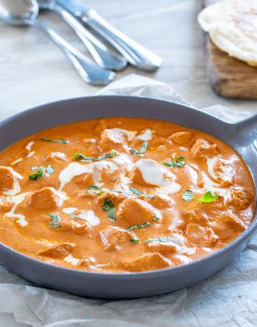 Makhani Hähnchen in großer Pfanne.
