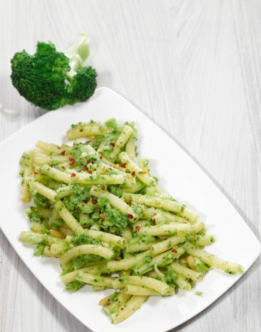 Makkaroni mit Brokkolipesto