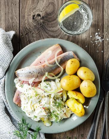 Matjes Hausfrauenart mit Pellkartoffeln auf Teller